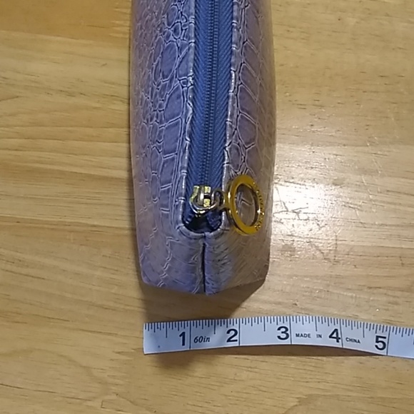 Estee Lauder Blue makeup bag. - Picture 7 of 7